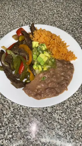 Fajitas con pimientos 🫑 de colores #cena #arrozrojo #frijoles #parati 