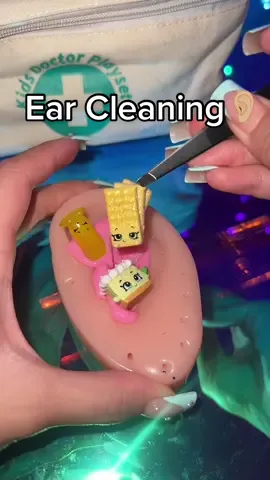 How’d you get food in your ear?? 👂🏼 #asmr #asmrearcleaning #asmrearpick #asmrears #earcleaningasmr #asmrplayroom #satisfying #fyp 