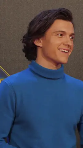 The king of turtleneck sweaters 💯 #TomHolland beweist, dass ein Rollkragenpullover der perfekte Look für den #RedCarpet ist. Wichtig: er sollte fein, einfarbig und hochwertig sein. #Menstyle #Throwback [📷 Getty Images] ✨