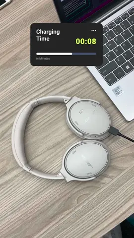 Lupa isi baterai Bose QuietComfort 45 kamu dan butuh headphonesnya dengan cepat? Tenang saja, isi baterainya selama 15 menit, kamu akan mendengar musik selama 3 jam. #Bose #Indonesia #Headphones #QuietComfort #45