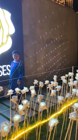 I'm softie but also a toughie just like a rose!   Pagoda mae at nakatulog na sa sasakyan ang beauty ko going to 10000 🌹 mega palit pa ng damit para sa pictorial kahit pasarado na hahaha  Was it worth the almost an hr drive due to traffic? Hmmm keri na kung wala ng mapuntahan (gusto ko kasi magpapic sa gitna eh bawal hahaha)...at bongga nman yung Lantaw Floating resto sa loob...keriboom din ang city view sa may Cafe ☕ #fyp #10000roses #Cebu #CebuTravel 