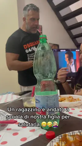 Cosa accade quando un ragazzino va a scuola di nostra figlia per salutarla 😂