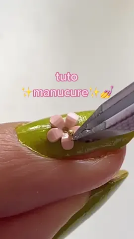 mon meilleur achat ces fleurs !! 🥹🫶🏼 #tutomanucure #tutovernis #fallnailstyle #flowernails #manucure #greennails #vernisvert #manucuremaison 