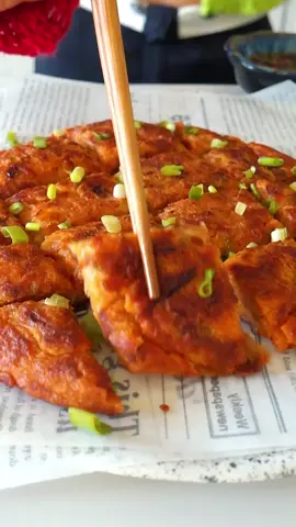 Kimchi pancake but make it GF & high protein 🥢 #kimchi #kimchipancake #koreanfood #asianfood #veganrecipes #veganasianfood #glutenfree #pancakes #vegankoreanfood 