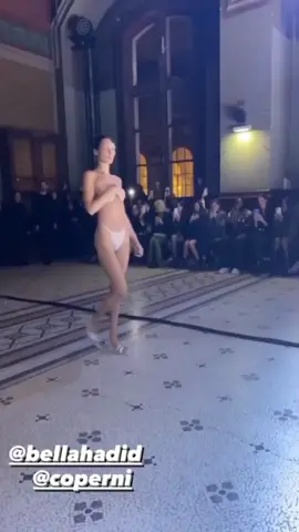 #bellahadid #SuperModel #catwalk #foryoupage #fypシ #fashion #foryou #goals #desfile 