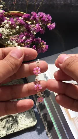 My love💕✨ #pinkjewels #flowerbracelet #cutejewelry #daisybracelet #seedbeadsbracelets 