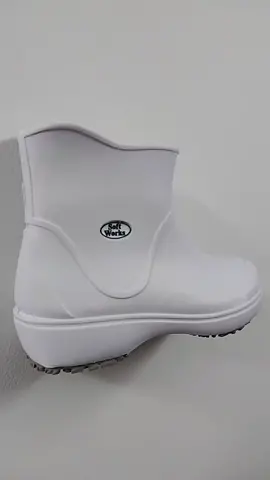 BB85-Bota caño corto La parte superior de la Bota caño Corta SOFT WORKS es hecha en EVA (acetato de vinilo etílico), un material súper ligero que permite una comodidad extrema y una alta absorción de impactos.  https://www.zapatosantideslizantes.com/ Para asesorías y compras contáctanos 👇 📲 3188433185 ☎️ 604 6050761  #mataderos #alimentos #frigorifico #carniceria #calzadoprofesional #calzadoantideslizante #calzadoantiderrapante #calzadosoftworks #calzadoindustrial #calzadoindustria 