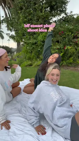 find friends who make ur weird come out 📸✨ #bffphotoideas #bffphotos #bestieposes #fallstyle #fallseason #cozyfalloutfit #cozyfalloutfits #fallfashion #fashiontiktok #fyp #heysmile 