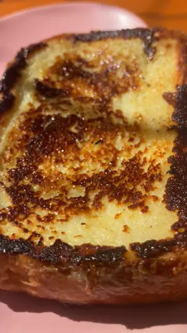 Quem aqui ama um pãozinho com leite condensado? Bora aprender essa torrada que lembra muito uma rabanada só que muito mais simples de fazer: - manteiga em temperatura ambiente (a minha tava gelada então coloquei um pouco no micro) - leite condensado - 1 fatia de pão artesano (aquele que é mais grossinho) Mistura bem a manteiga com o leite condensado. Passe a mistura em um lado do pão. Coloque manteiga em uma frigideira e quando estiver bem quente, coloque o pão para dourar. Enquanto isso, coloque a mistura do outro lado do pão e vire para dourar do outro lado. #rabanada #leitecondensado #toast 