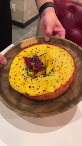 チーズ量がやばいさつまいもシカゴピザ！途中からメープルシロップをかけて甘じょっぱいスイーツ風に味変もできる🍠 #東京グルメ #arklounge 
