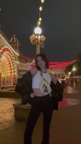 the parks at night > 🐭✨🖤 #disneyland #disneyoutfit #disneyfitcheck 