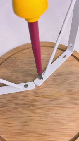 Muito fácil de fazer esse suporte para  planta! Usei, tábua redonda, mão francesa e parafuso…. Fica lindo e moderno!    #pegaadica #dyidecor #decor #meular#explorar #reelstiktok #facavocemesmo #dacildefazer #donasdecasa #dicaboaedicacomparlihada 