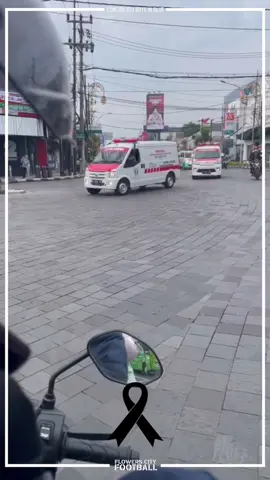 Iring-iringan mobil ambulance yang membawa korban tragedi di stadion Kanjuruhan. Mari kita beri do'a untuk mereka, semoga yang ditinggalkan juga diberi ketabahan. #PrayForKanjuruhan #flowerscityfootball #persib #arema #bobotoh @PERSIB 