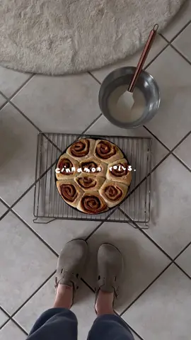 let’s bake some cinnamon rolls :) #autumn #baking #cinnamonrolls 
