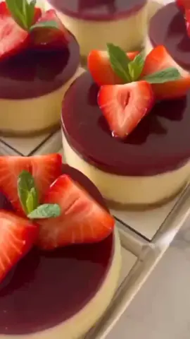 MINI CHEESECAKE DE MORANGO 🍓🍓🍓 SOBREMESA REFRESCANTE, E MUITO DELICIOSO, TENHO ELA EM DOSES INDIVIDUAIS, OU UMA FAMILIAR , PARA MAIS INFORMAÇÕES DEIXA UMA MENSAGEM. . . . #minicheesecake #cheesecake #sobremesa #pastry #bakery #confeitaria #pasteleria #cakedesign #tiktokportugal 