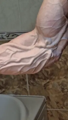 Did someone summon me? 🧞‍♂️🤨 #veins #vascularity #armveins 