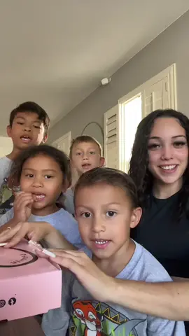 crumbl again!! sofia wasn’t here and brooke was in the background doing hw❤️ #fyp #besties #9fam #foryou #Siblings #crumblcookies ##crumblreview