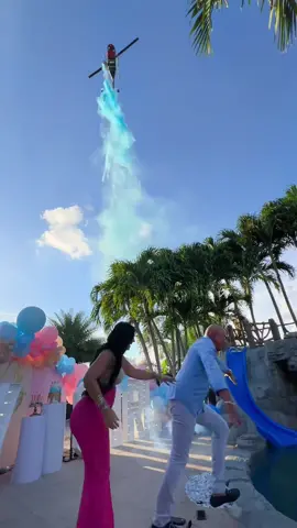Incredible reaction from these parents to be.😮 Helicoter gender reveal🚁💙 #genderreveal #genderrevealhelicopter #revelaciondesexo🥳💙💗 #genderrevealideas #genderrevealparty 