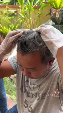 𝗖𝗔𝗥𝗔 𝗠𝗨𝗗𝗔𝗛 𝗥𝗔𝗠𝗕𝗨𝗧 𝗞𝗘𝗞𝗔𝗟 𝗛𝗜𝗧𝗔𝗠 𝗗𝗔𝗡 𝗞𝗘𝗠𝗔𝗦 𝗧𝗔𝗡𝗣𝗔 𝗨𝗕𝗔𝗡  .  .  Uban di bahagian bawah rambut yang tebal pun hitam sekata, Rambut kelihatan lebih kemas tiada berbelang belang uban dan akan membuat kan penampilan anda lebih cantik, Luar Biasa! .  Anda pasti Teruja dengan Perubahan Rambut uban dan penampilan anda selepas sekali penggunaan.  #rambutuban #rambut #uban #greyhair #shampoo #haircolor 