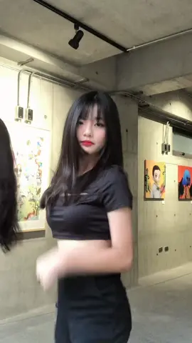 猜猜後面是誰ㄚ💗