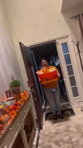 Friends & movie night 🍿 🎥 #hocuspocus2 #colorparty #hocuspocus #hocuspocuschallenge #Love #friendship #friendshipgoals #fyp #fypシ #movie #movies #popcorn #candy #witch #halloween #spookyseason #pumpkinseason #pumpkinspice #video #halloween #bestie #besties #keepsupporting 