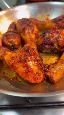 Coxa de Frango INCRÍVEL 🤤  Para a Marinada  • 1 colher de (sopa) de sal • 1 colher de (chá) de páprica defumada • Pimenta do Reino • 2 colheres de (sopa) de azeite • 1 colher de (sopa) de açúcar mascavo • 1 colher de (chá) de orégano seco  Para o Molho  • 1 colher de (sopa) de manteiga • 1 colher de (sopa) de extrato de tomate  Modo de Preparo  Comece temperando as coxas de frango e deixando marinar por pelo menos uma hora na geladeira. Depois desse tempo, coloque na grelha ou cesto da air fryer e leve para assar a 180 graus por 30 minutos. Quando estiver quase pronto, derreta em uma frigideira a manteiga e o extrato de tomate, envolva bem e incorpore nas coxas de frango! Faz e me conta!   Gostou? Me conta aqui 👇🏻 #frango #coxadefrango #jantar #receita #fyp 