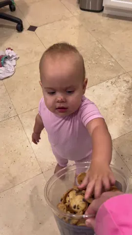 Little cookies and milk before bed 🍪🥛 Best cookies ever who knows where they’re from!?😍 #cookiesandmilk #andGO #momtok #MomsofTikTok #babytok #babiesoftiktok 