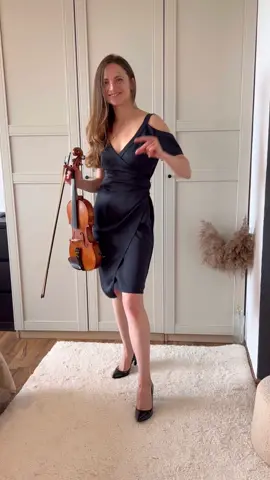 I‘m in love with black dresses 🖤🎻 #ViOLiNiA #violin #violinist #violinmusic #blackdress #black 