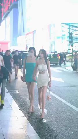 在你们老家管这样的美女叫什么？@华仔成都街拍 @美时美刻美拍 @摄影师五月、 @不懂街拍 