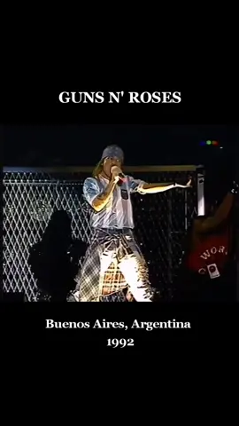 @Guns N’ Roses tocando Welcome To The Jungle, Use Your Illusion World Tour🔥increible la voz de Axl Rose, está fue la primera visita de la banda al país 🇦🇷 Concierto del 5 de diciembre de 1992, estadio River Plate #gunsnroses #metal #heavymetal #argentina #buenosaires #rockandroll #1992 #music #parati #xyzbca #fyp #rock #axlrose #slash 