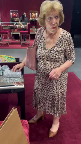 Vinte três e Quinhento né rainha 🤣💸👑 #mariaberklian #rainhadobrasil #tabarato #fy #fyp #viral #dolcegabbana #shopping #compras #humor #comedia #grandmasoftiktok #grandma #tiktoker #oldtiktoker #tiktok #happy #smile #Lifestyle #money #lux 