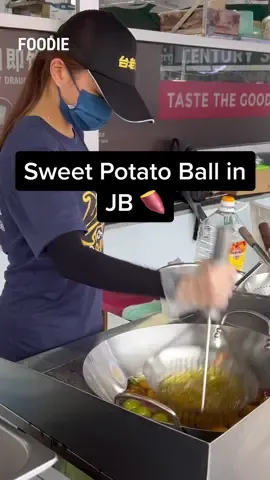 Their mocha and green tea flavours are really recommended 😋📍Tai Big Boss Sweet Potato Ball @ Century Garden Food Street #johorfoodie #Foodie #MYFoodie #MalaysianFood #MakanLokal #inistylekia #streetfood 