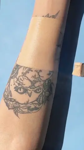 It’s easy to cover tatoo 😎Do you want this?#yeechop #concealer #makeup #tattoo #tattoocoverup #makeupartist #powder #cosmetics #concealerhack #makeuphack #beauty #tips 