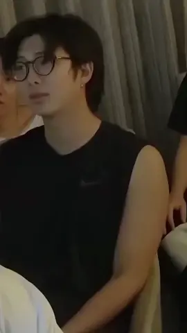 Dia pakek kacamata🤏🏻💜 #namjoon 