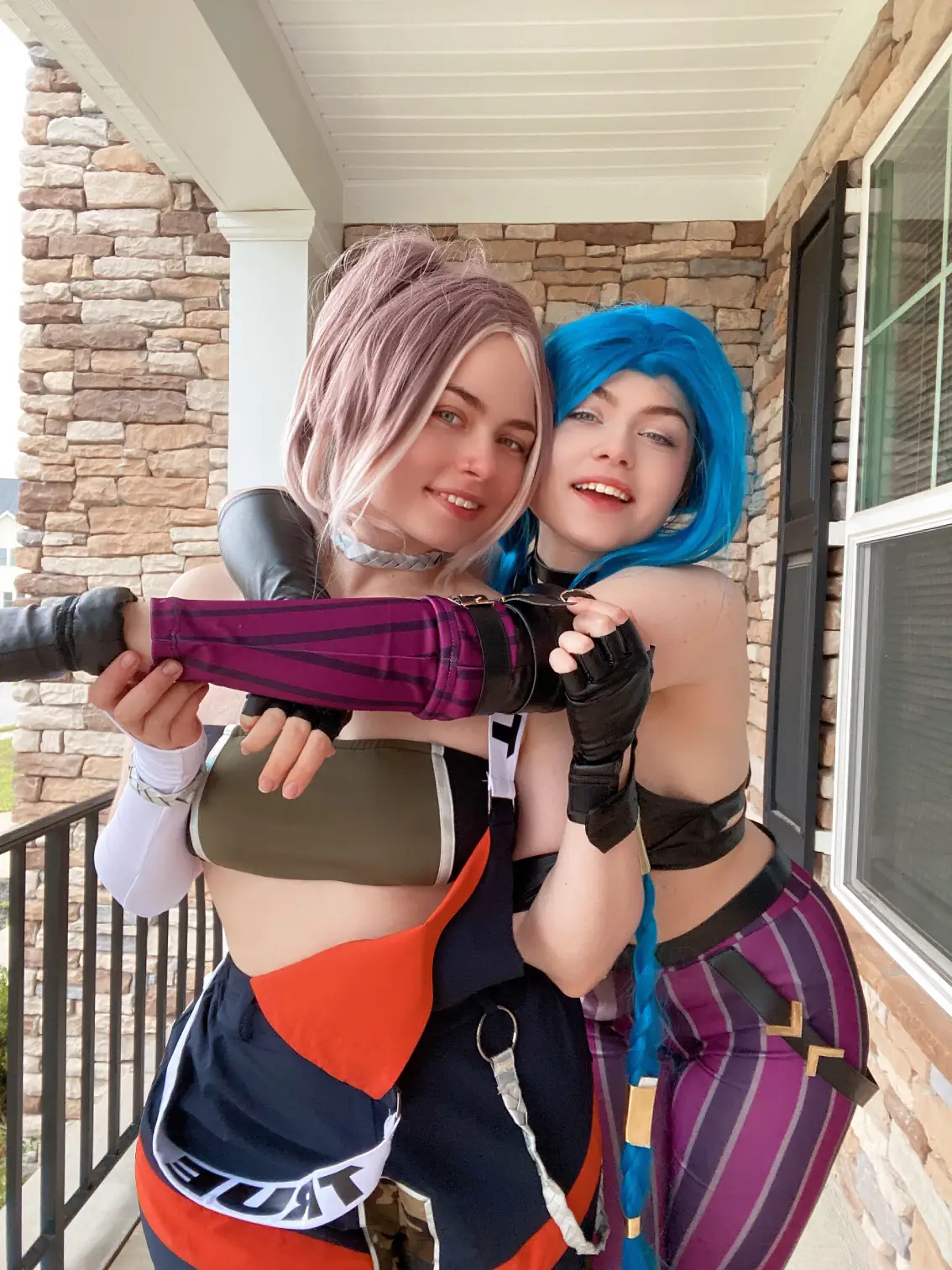 This week i cosplayed akali with @jessicatacosplay as jinx! We didnt have a vi cosplay 😅 we also went to the gym snd set up a new seeing/photography room ^_^  #leagueoflegends #akalicosplay #jinxcosplay 