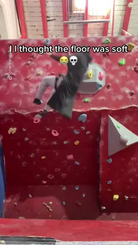 It hurt so bad 😭😭😭 #fyp #fail #ouch #rockclimbing #ithurts 