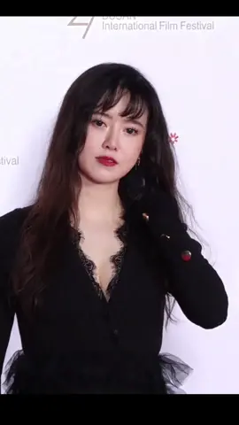 HOY la directora y actriz Koo Hye Sun asiste al evento de alfombra roja para la ceremonia de apertura del '27º Festival Internacional de Cine de Busan' #구혜선 #KooHyeSun #GooHyeSun #KuHyeSun   .