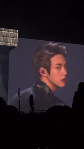 The way he looked back is too powerful😩 #bts #btsjin #jin #kimseokjin #seokjin #jinbts #btsseokjin #kimseokjinbts #seokjinnie #seokjinbts #seokjinnie #btsfyp #btsfypシ #btsforyou #fyp #fypシ #foryou 