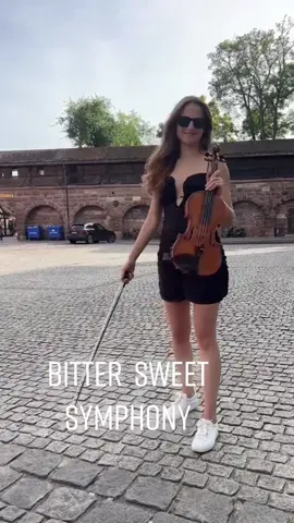 When you asked your friend to make a video of you.  But he decided to capture trash cans in the frame too 😅Are you always filmed like that too?😫  #theverve #bittersweetsymphony #ViOLiNiA #musician #violin 