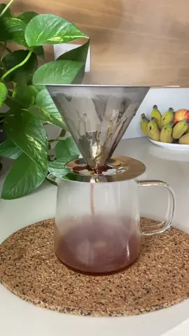 Nosso coador de inox Mimo Style é um item imprescindível na vida de quem ama café! Além de ser sustentável por não usar filtro de papel, ele garante beleza para sua cozinha e mais sabor para o seu café 😍  Garanta o seu acessando: www.segundagaveta.com.br #cozinha #café #coffeetiktok #inox 
