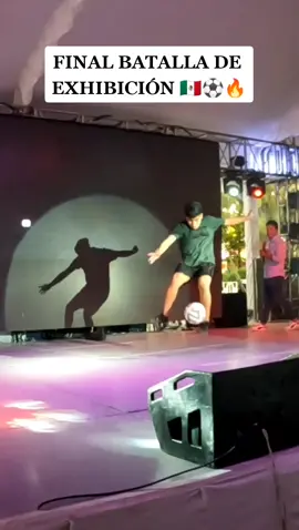 Quien ganó esté round ? 🤯⚽ #parati #fyp #freestylefootball #batallasdefreestyle #viraltiktok #feria #skillsfootball #qatar2022 