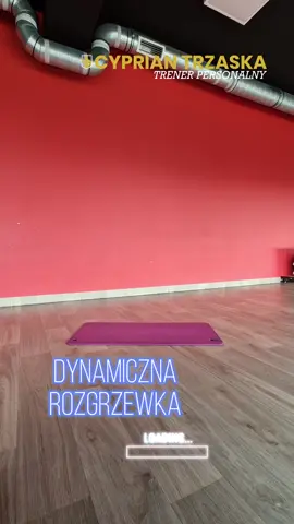 Machasz hantlami podczas swojej rozgrzewki bez opamiętania?   Sprawdź przykładową dynamiczną rozgrzewkę, która ma na celu zaadaptować twój aparat ruchowy do treningu właściwego 💪  Rozpoczęcie każdego treningu od kilkuminutowej dynamicznej rozgrzewki pozwoli na uzyskanie szeregu korzyści dla układu ruchu. Wśród nich należy wymienić:  ➡️ poprawę wydajności pracy mięśni  ➡️ mniejsze ryzyko urazów i kontuzji w trakcie treningu  ➡️ wyraźny i odczuwalny wzrost elastyczności struktur mięśniowych  ➡️ polepszenie aktualnej ruchomości stawowej i zwiększenie zakresu  ➡️ przekrwienie mięśni i ich zaopatrzenie w optymalne ilości tlenu – odpowiednie odżywianie włókien podczas wykonywania zaplanowanej pracy  Dajcie znać w komentarzu jak wygląda wasza rozgrzewka przed treningiem 👌  ____________________  #rozgrzewka #wgs #yoga #stretch #dynamic #stretching #TRAINSMART #trenerbusko #cypriantrzaska #buskozdroj #trenujmądrze 