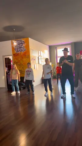 Walk it out with Kids &Juniors Community Class 🔥💪👊🤩#frkdanceschool #frk #tiktok #dance #school #dornbirn #vorarlberg #hiphop #urbandance #streetdance #fun #tanzschule #walkitout 