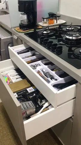 A praticidade da gavetinha interna abaixo do cooktop 😍  Tem que saber fazer 💪🏻🌹  #cooktop  #projetocozinha 