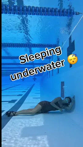 Sleeping underwater 😴🧜🏼‍♀️ #mermaid #goodnight #underwater 