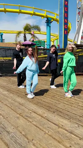 Never Gonna Give You Up Collab w/ @kausha_campbell @happykelli Miss you guys 😄❤️😎 #funkanometry #happykelli #kaushacampbell #dance #sweatysisters #nevergonnagiveyouup 