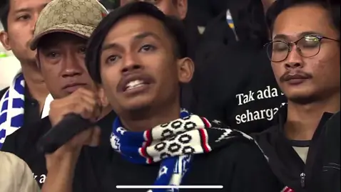 Mas Yohanes Prasetyo, Orang yang Turun ke Lapangan Stadion Kanjuruhan  Meminta Polisi Tidak Menembakkan Gas Air Mata ke Arah Tribun Penonton. #aremania #fyp #yohanesprasetyo #stadionkanjuruhan #malang #fypシ #gasairmata #kanjuruhandisaster #tragedikanjuruhan 