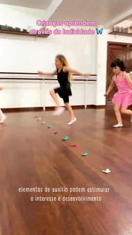 A dança infantil é um universo de possibilidades 💓 (e precisamos conhecê-lo)  #dancer #dance #dancamacae #babyclass #babyclassballet #babyballet #ballet #ballerina 