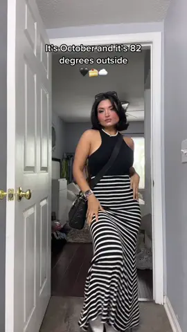 Quick OOTD 🖤🍰 🍂 #outfits #OOTD #fallfashion #latina #fyp #styletips #styleinspo #longskirtoutfit 