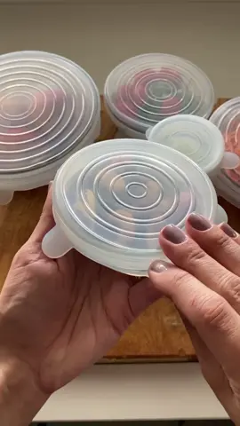 O Kit 5 tampas herméticas de silicone Paramount é ideal para frutas, panelas, tigelas e potes. Tem alta capacidade de vedação, conservação dos alimentos e evita odor. Servem diversos tamanhos pois são altamente elásticas. A tampa de silicone é ajustável, reutilizável e livre de BPA.  🛍 Compre agora acessando nosso site: www.segundagaveta.com.br 📦 Entregas em todo o Brasil  #cozinha #fypage #silicone #tampa #utensiliosdecozinha